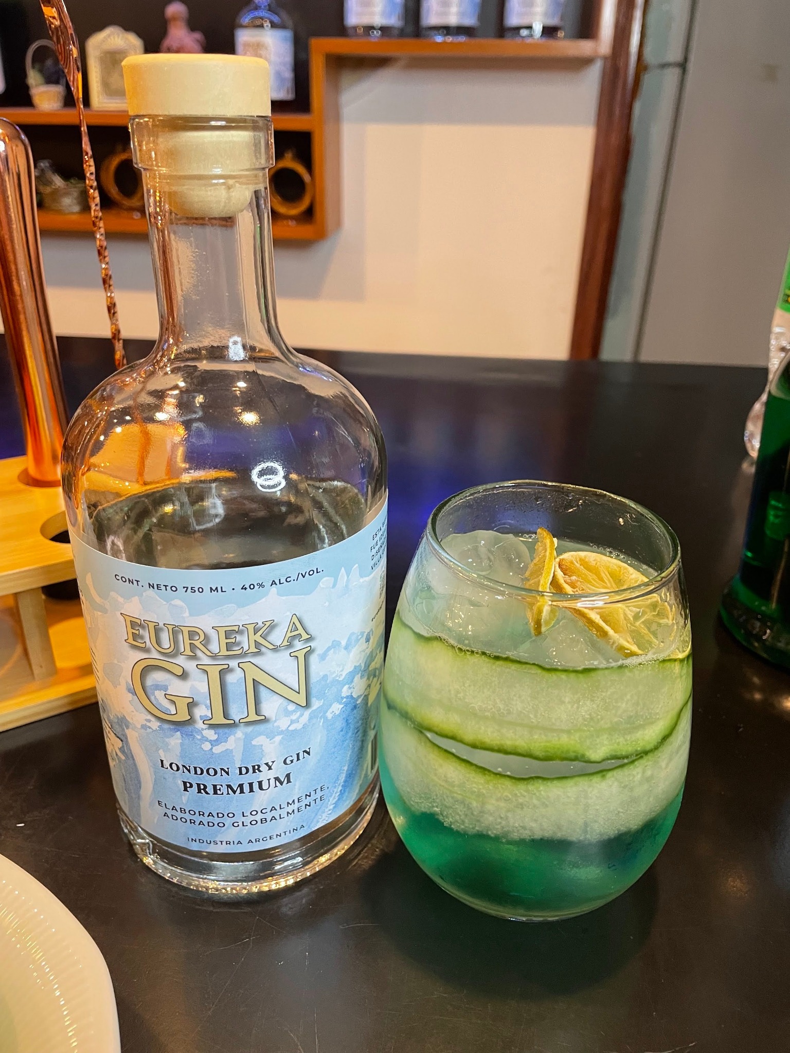 Eureka Gin servido con hielo y pepino